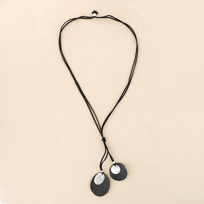 Collar negro boho con colgantes orgánicos de cuero y piezas plateadas