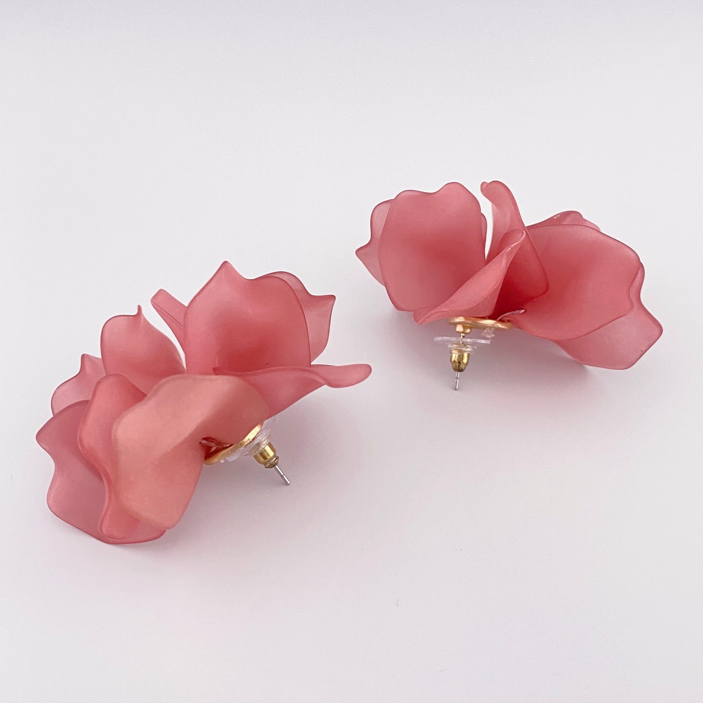 Pendientes con pétalos en tono rosa mate y diseño floral