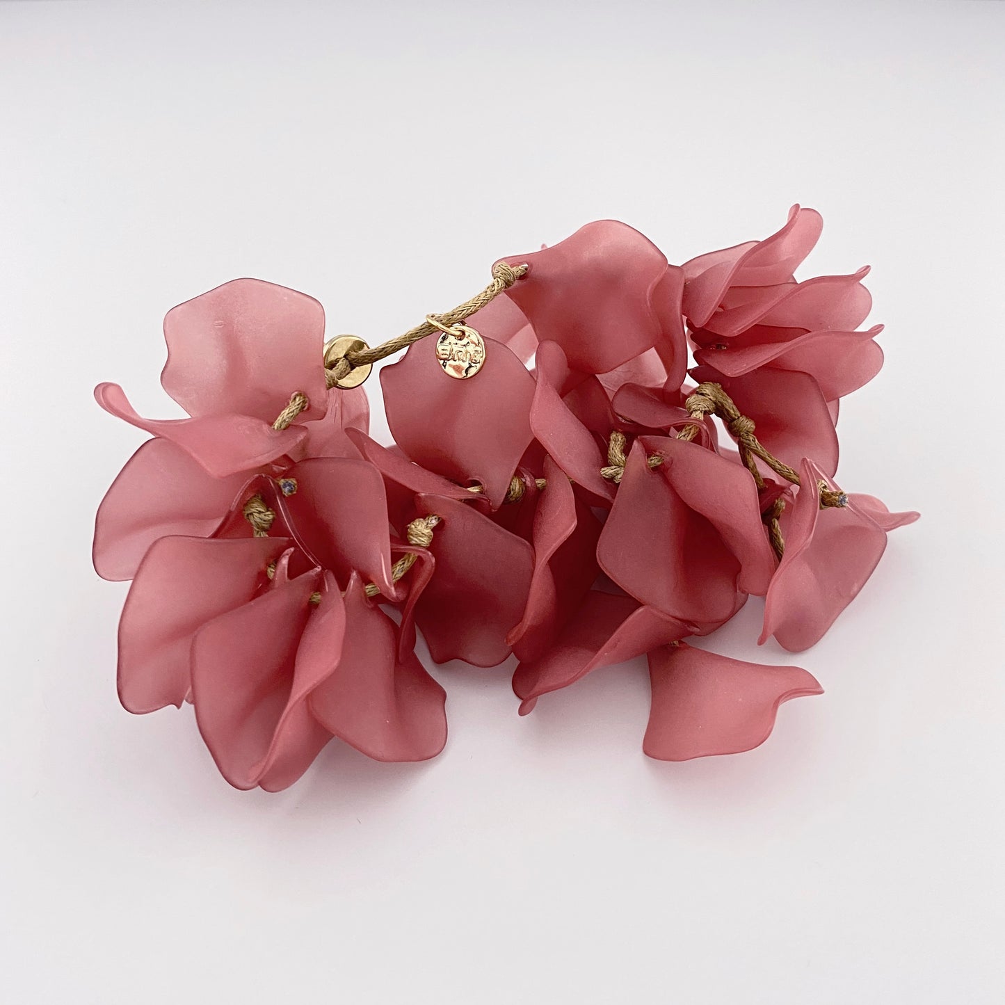 Pulsera romántica de pétalos rosa pastel con forma floral