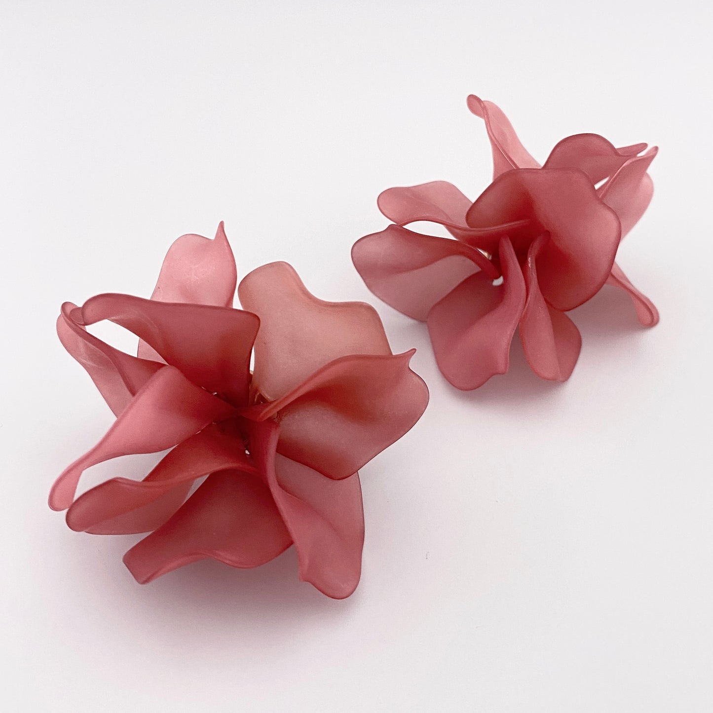 Ohrringe mit großen rosa Blütenblättern und mattem Finish