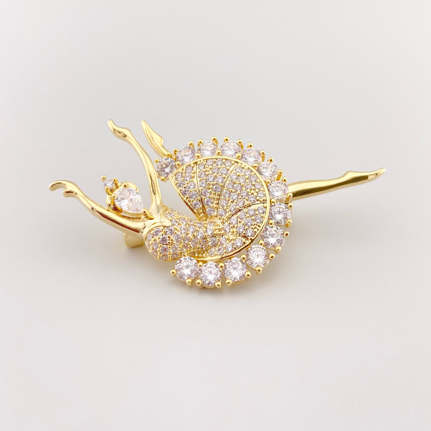 Élégante broche danseuse avec cristaux scintillants et silhouette raffinée