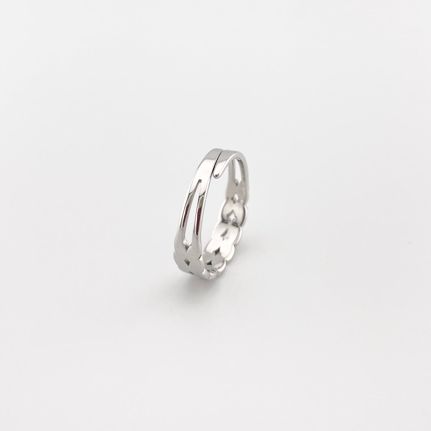 Anillo plateado con diseño calado y cierre ajustable moderno