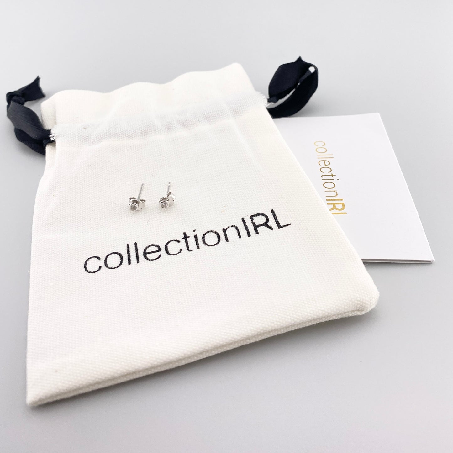 Срібні пусети IRL із цирконіями в закритій оправі, легкі й лаконічні