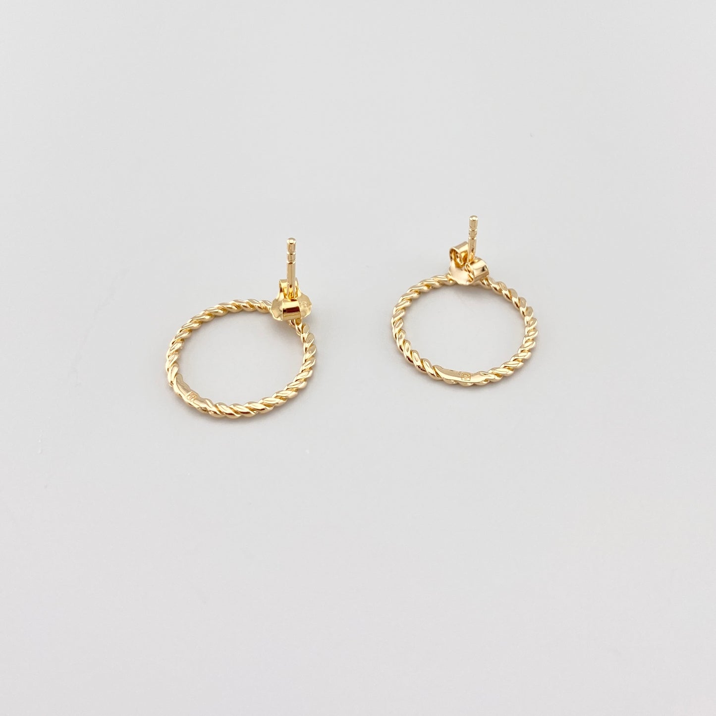 Petits anneaux IRL dorés à profil torsadé, allure discrète et chic