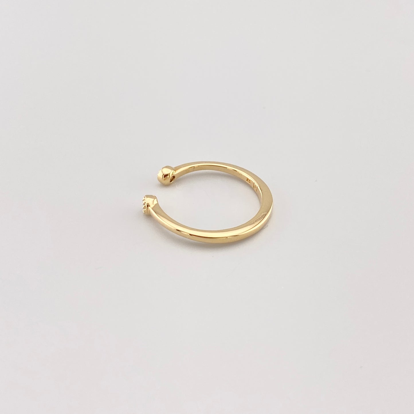 Bague ouverte IRL dorée avec deux zircons vue en angle