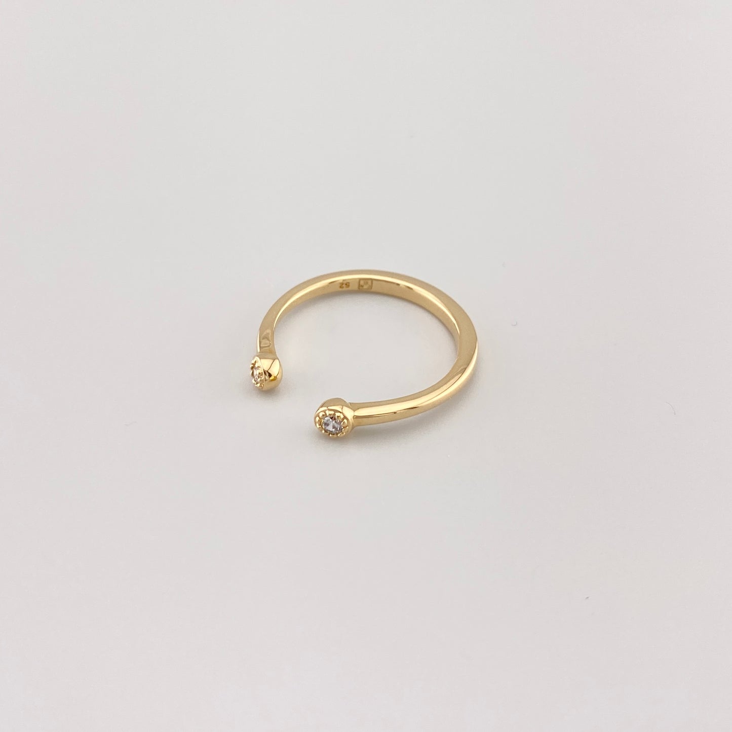 Anillo abierto pequeño IRL chapado en oro con dos circonitas visto de arriba