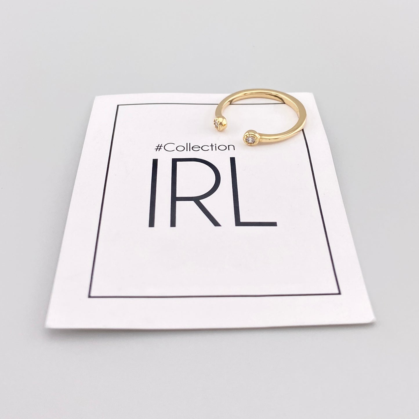 Pierścionek IRL zaprezentowany na karcie z logo marki