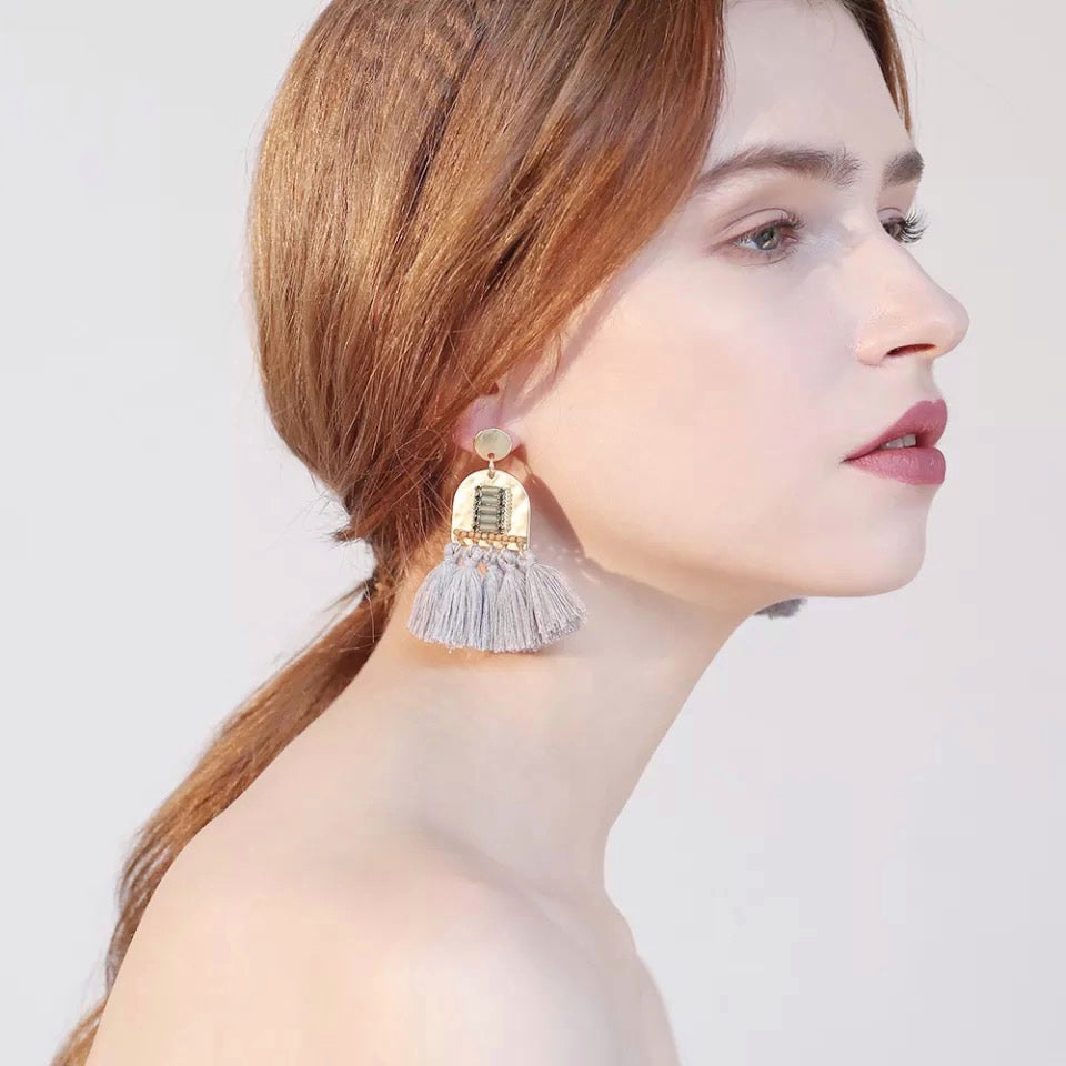 Leichte Ohrringe mit blauen Fransen und goldener Platte im Boho-Stil