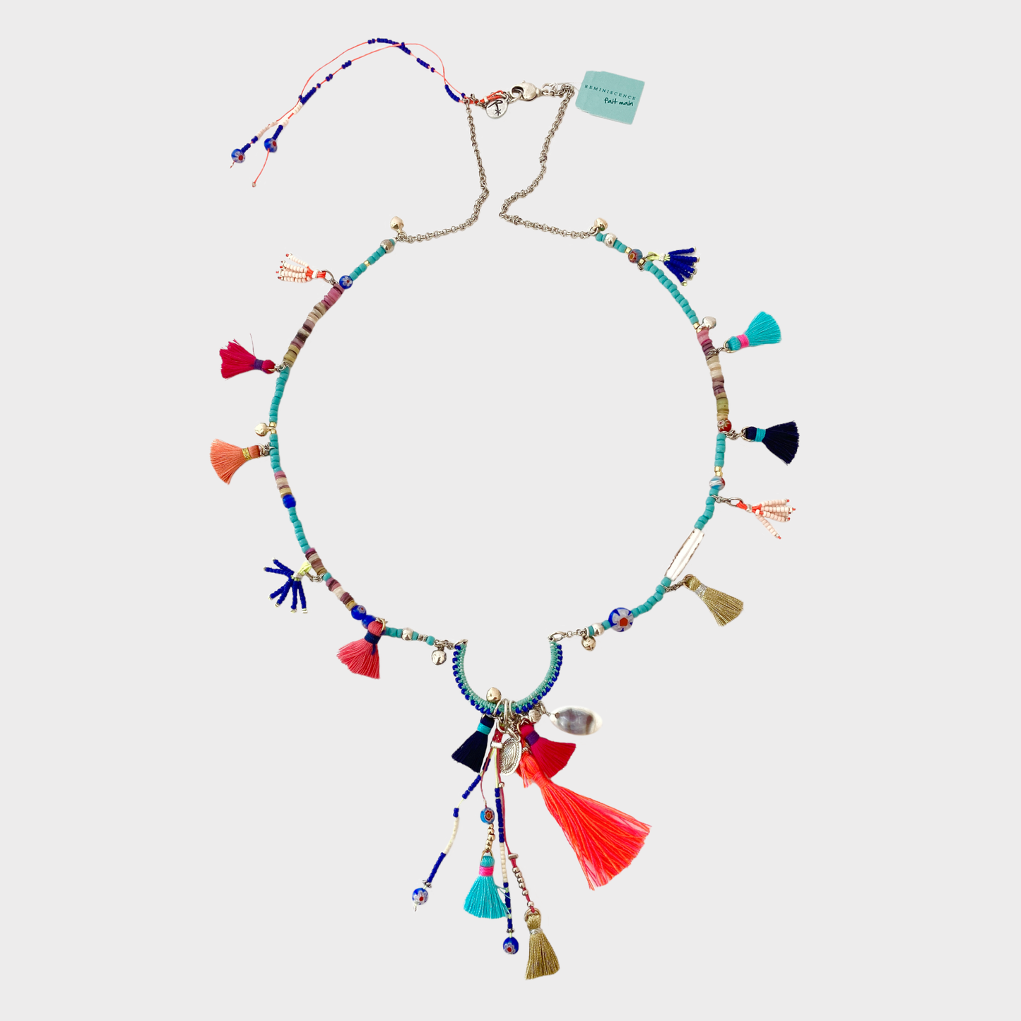 Collar largo boho con borlas coloridas, conchas y cuentas para un estilo veraniego