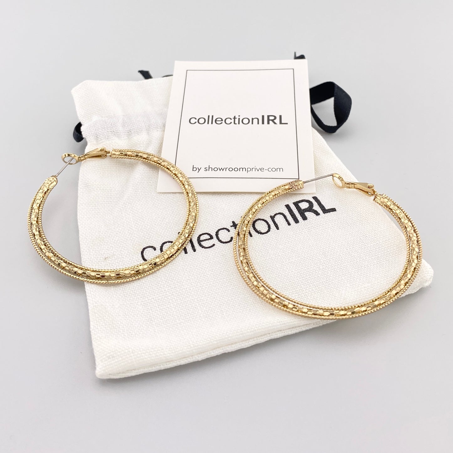 Créoles triples IRL dorées avec effet martelé et pochette griffée