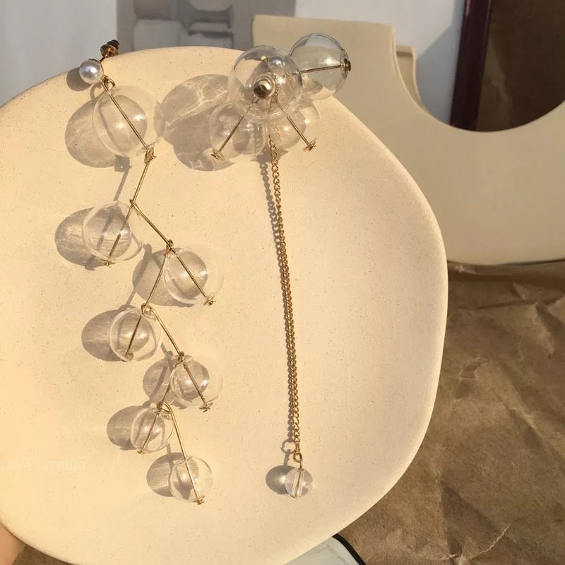 Lange Ohrringe mit Glasperlen und zartem Kettendetail