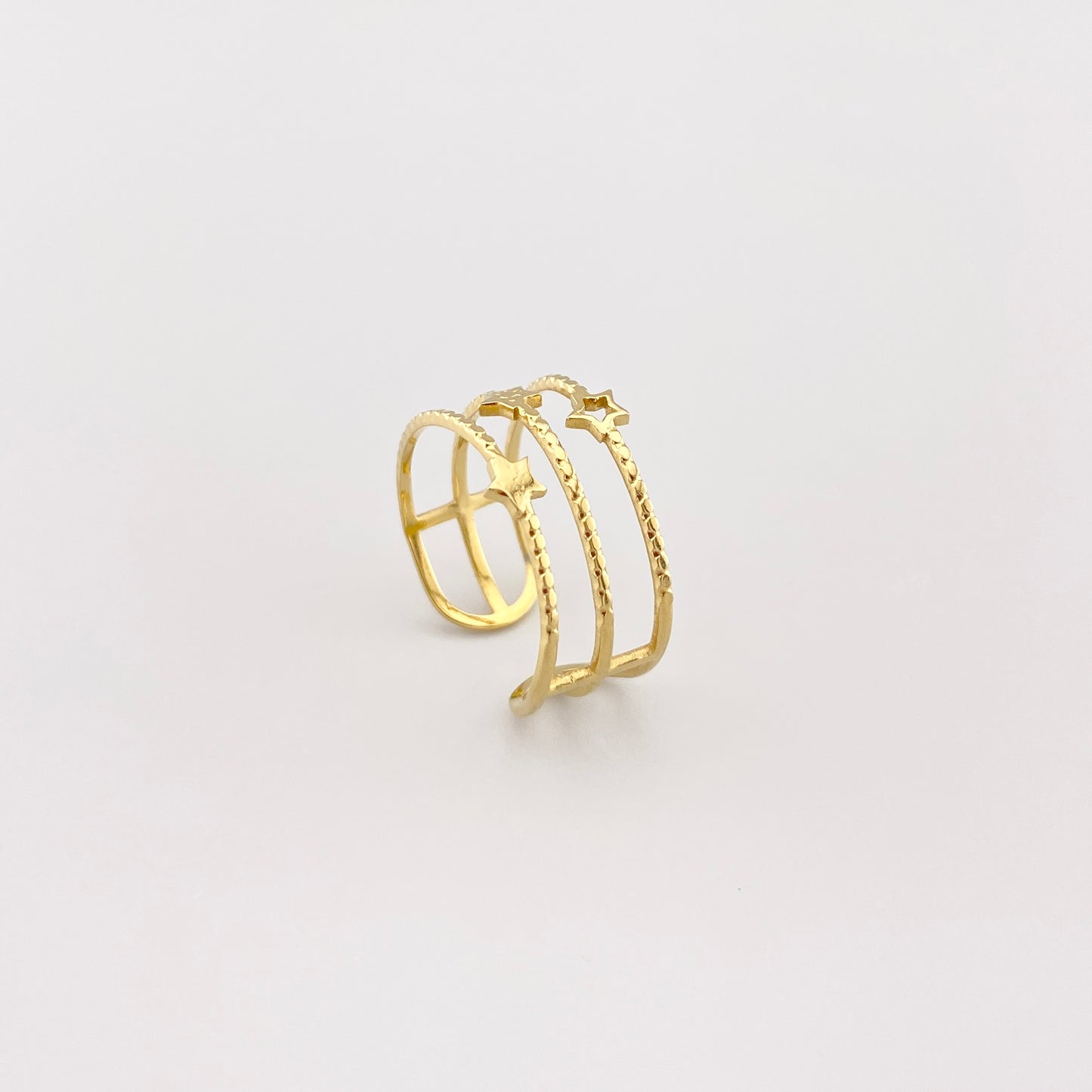 Bague triple IRL dorée avec motif d’étoiles vue en perspective