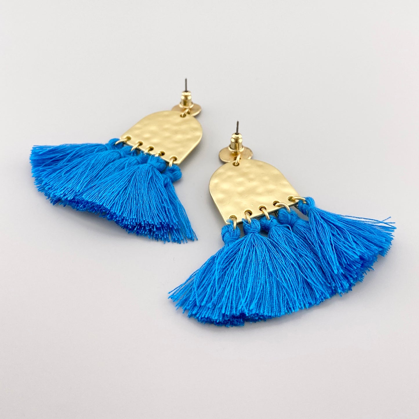 Boucles d’oreilles dorées avec franges bleu vif et perles turquoises
