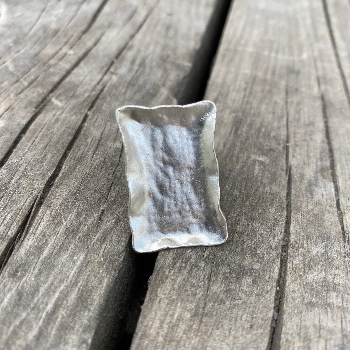 Anello rettangolare argento patinato con effetto artigianale