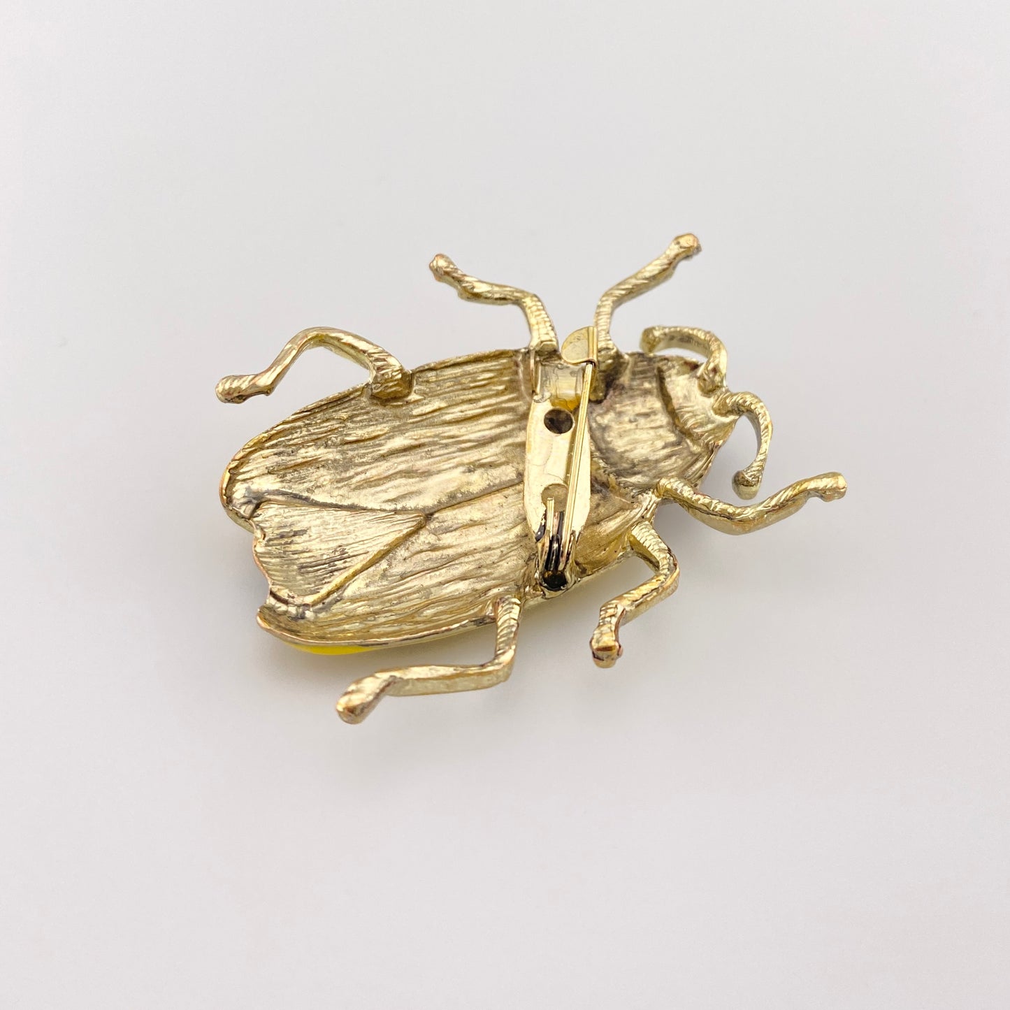 Brosche Sonata in Käferform mit goldfarbenem Metallrücken