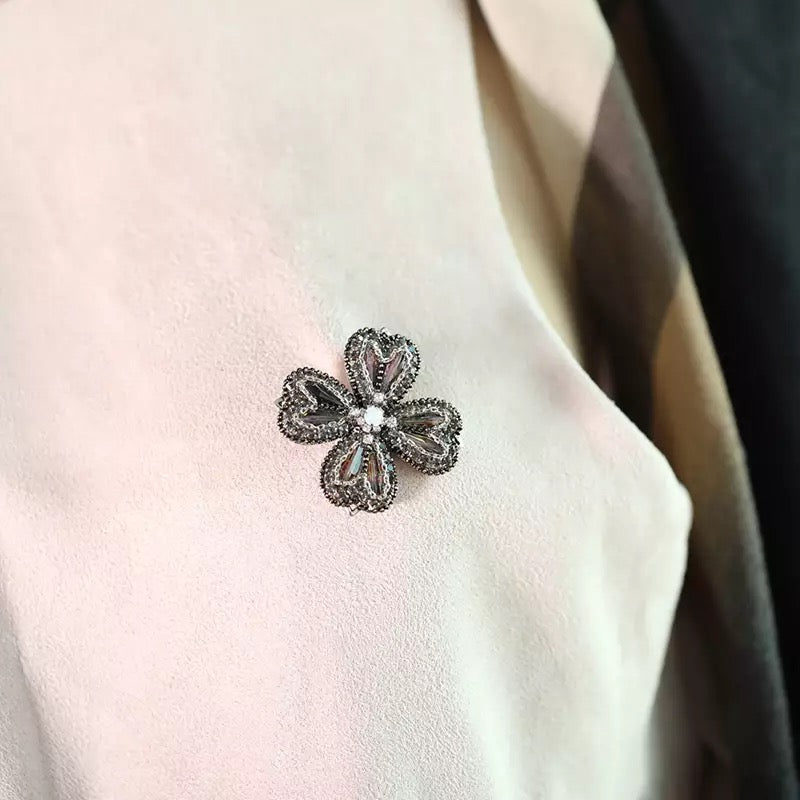 Clover brooch