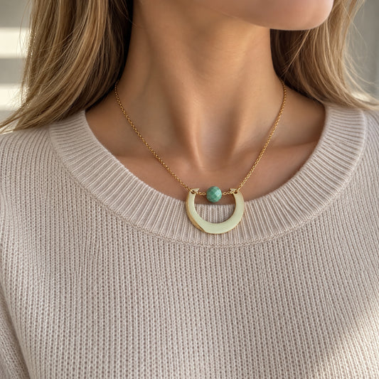Necklace with a geometric pendant Ikita (France)