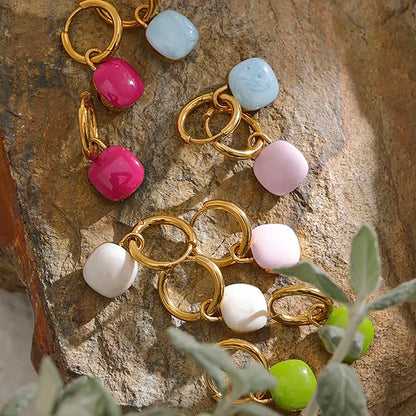 Aros dorados con colgantes de porcelana en blanco alabastro, de la marca francesa Cannelle.