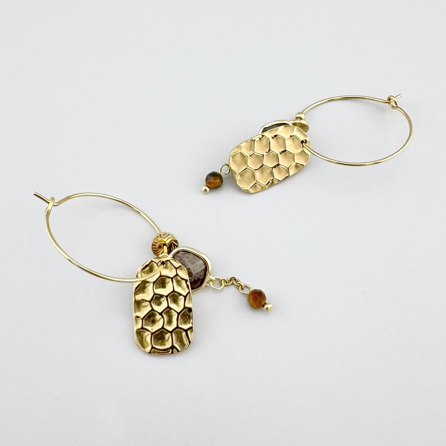 Pendientes con ojo de tigre y detalles de oro martillado.