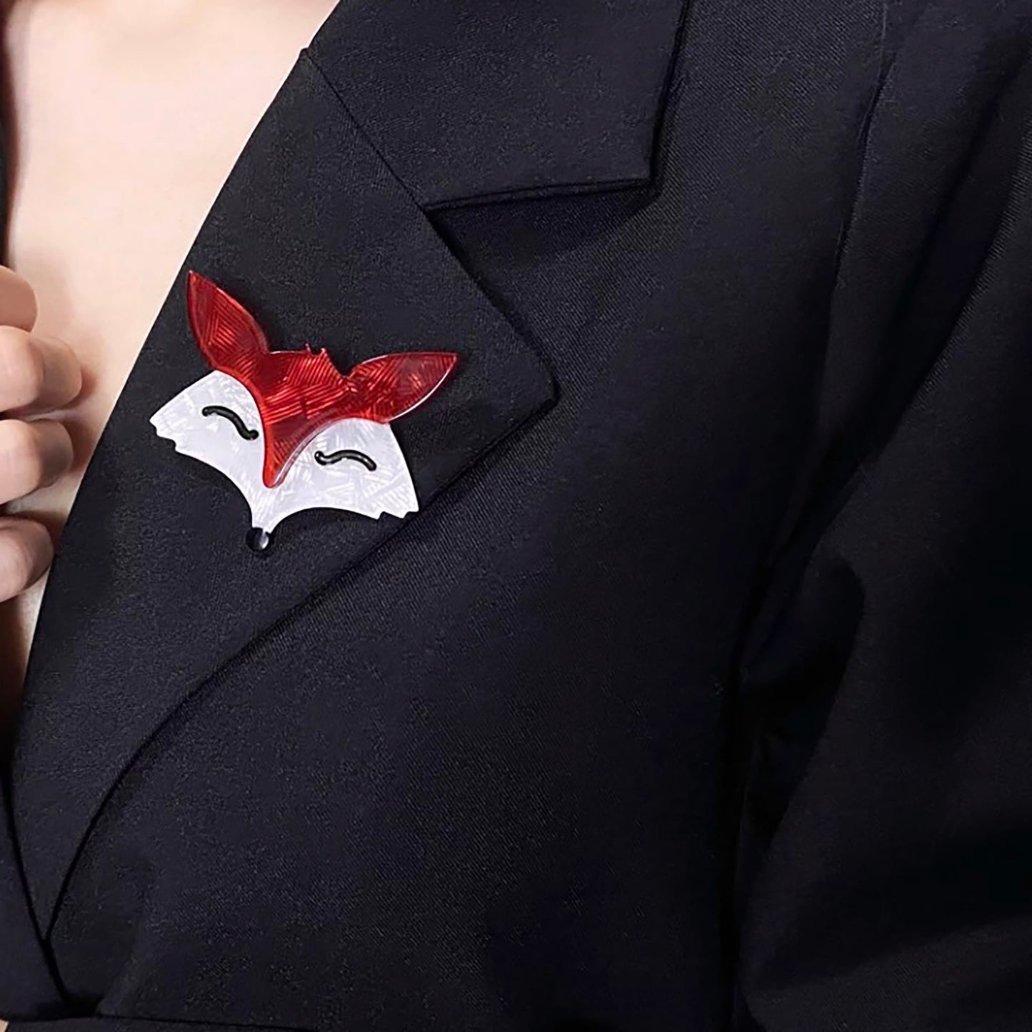 Brooch shaped like a fox head, made of glossy material in shades of red and pearly white, Spanish brand Sonata.