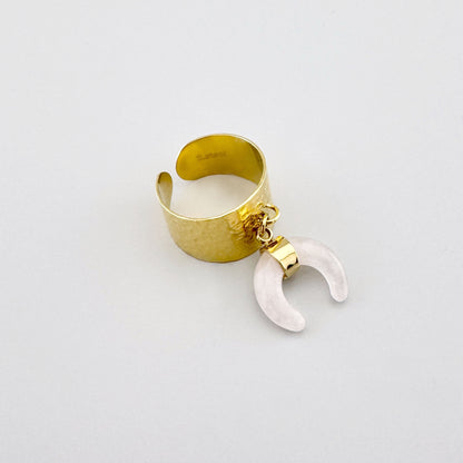 Bague dorée avec large anneau martelé et pendentif en quartz rose en forme de croissant, marque française Ikita.