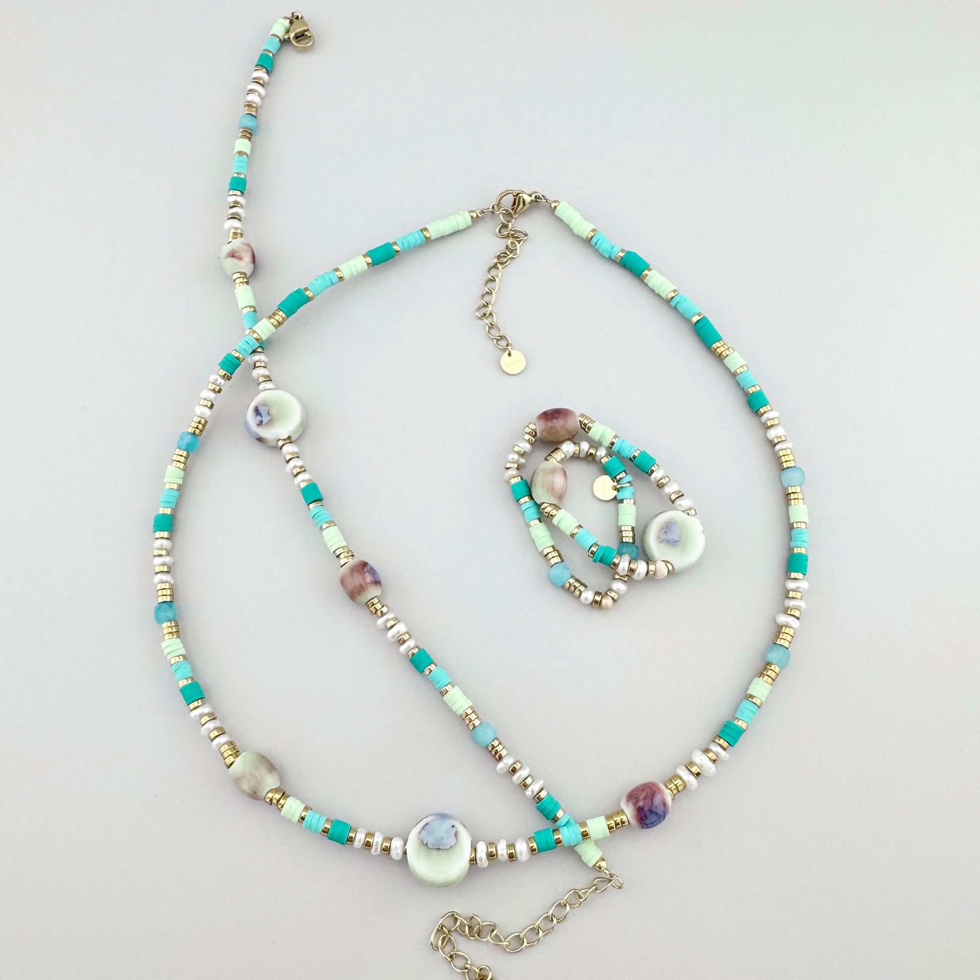 Collar con cuentas cerámicas en tonos pastel de menta, turquesa y azul, de la marca francesa Ikita.