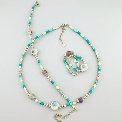 Collar con cuentas cerámicas en tonos pastel de menta, turquesa y azul, de la marca francesa Ikita.
