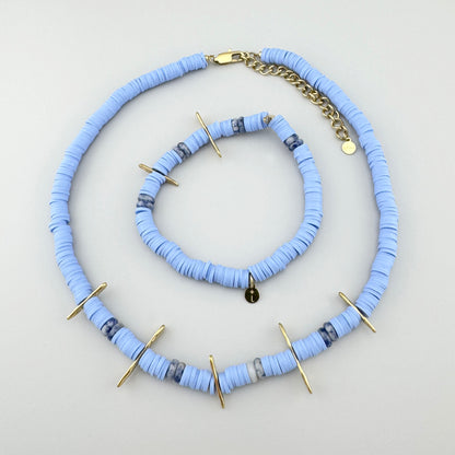 Collier choker en disques bleus et pierres de sodalite avec accents dorés, marque française Ikita.