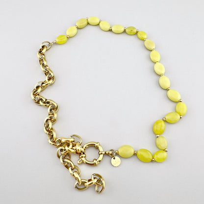 Asymmetrische Halskette mit zitronengelbem Jade und goldener Kette, französische Marke Ikita.