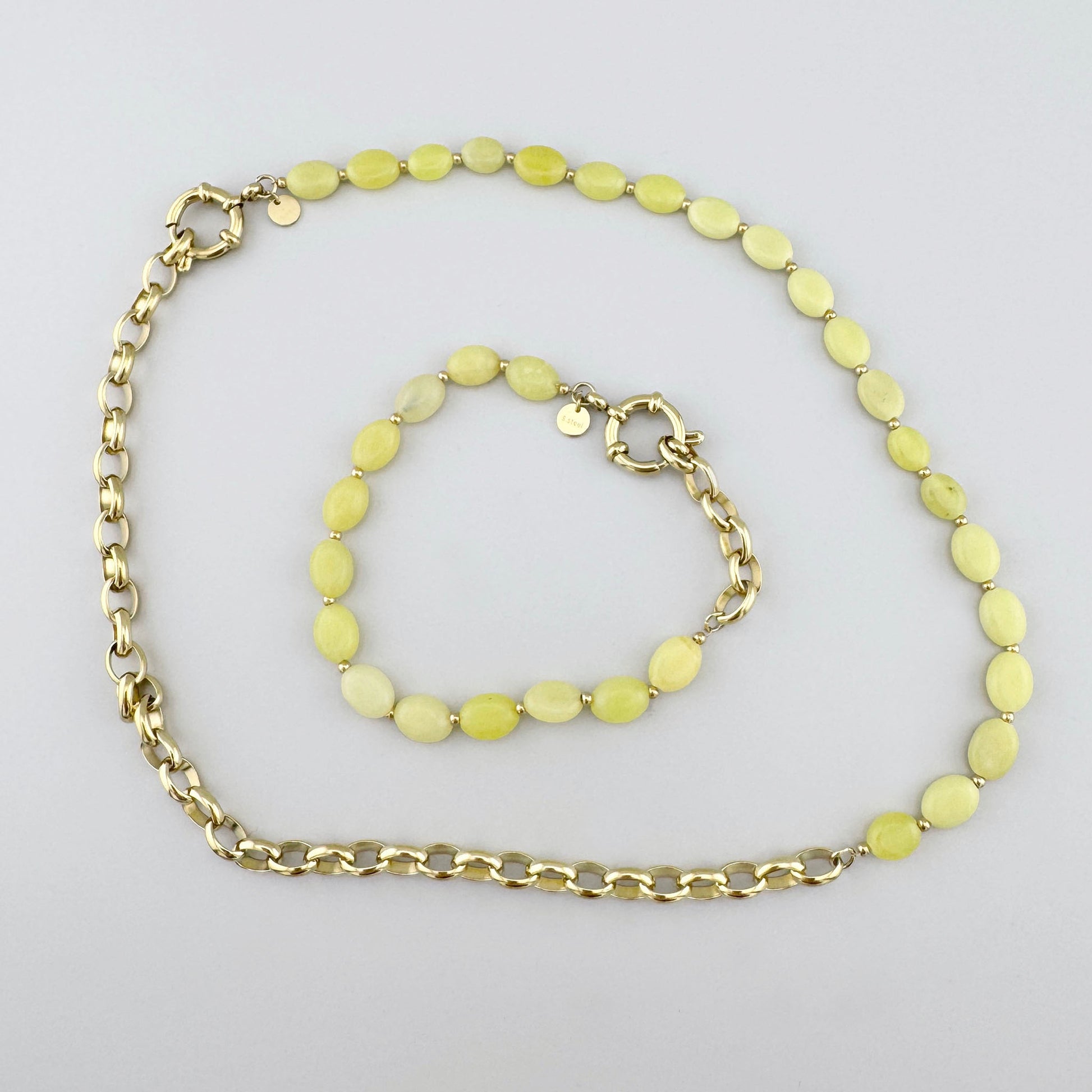 Collar asimétrico con jade amarillo limón y cadena dorada, de la marca francesa Ikita.