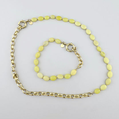 Collar asimétrico con jade amarillo limón y cadena dorada, de la marca francesa Ikita.