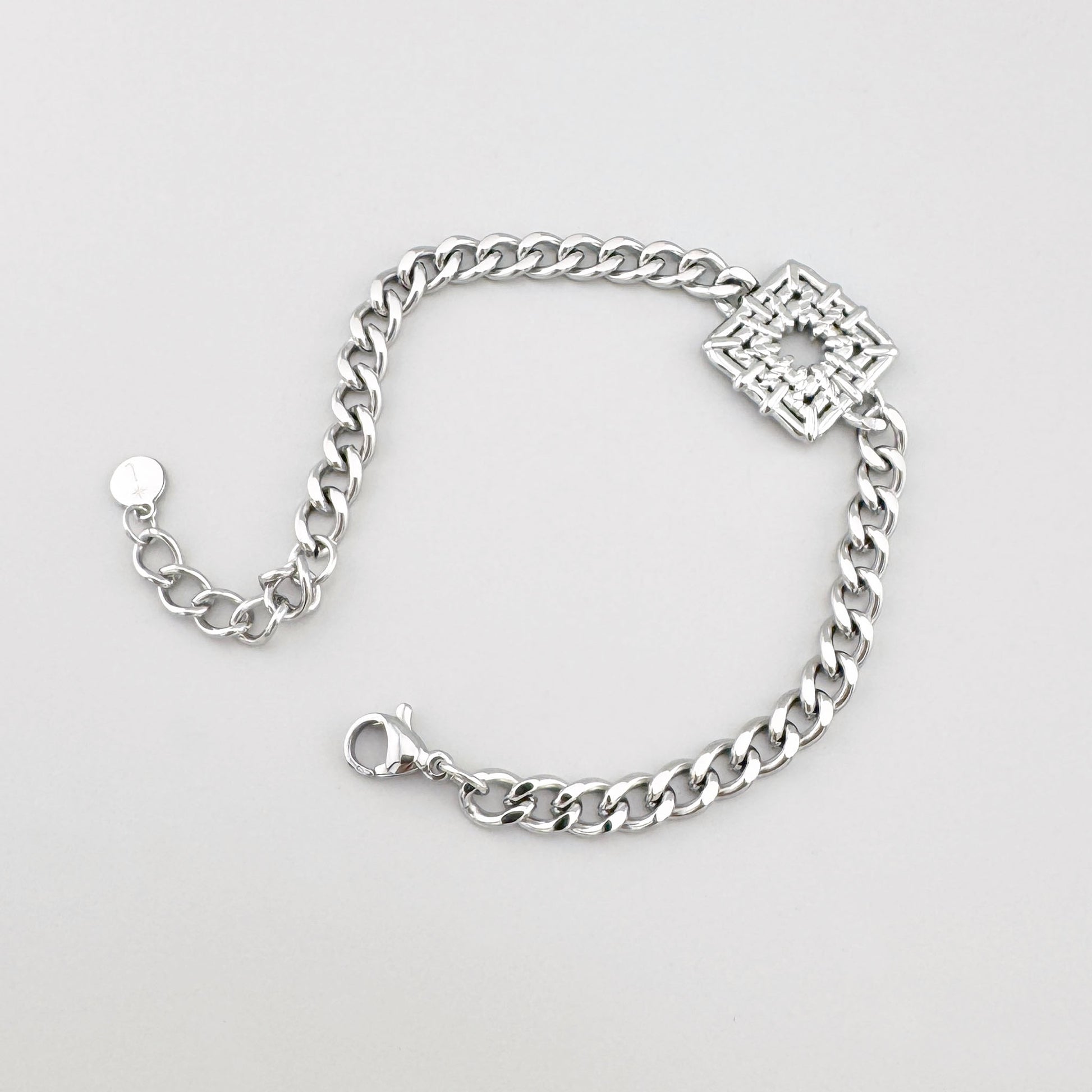 Edelstahl-Armband mit Kettengliedern und offen gearbeitetem quadratischem Element, französische Marke Ikita.