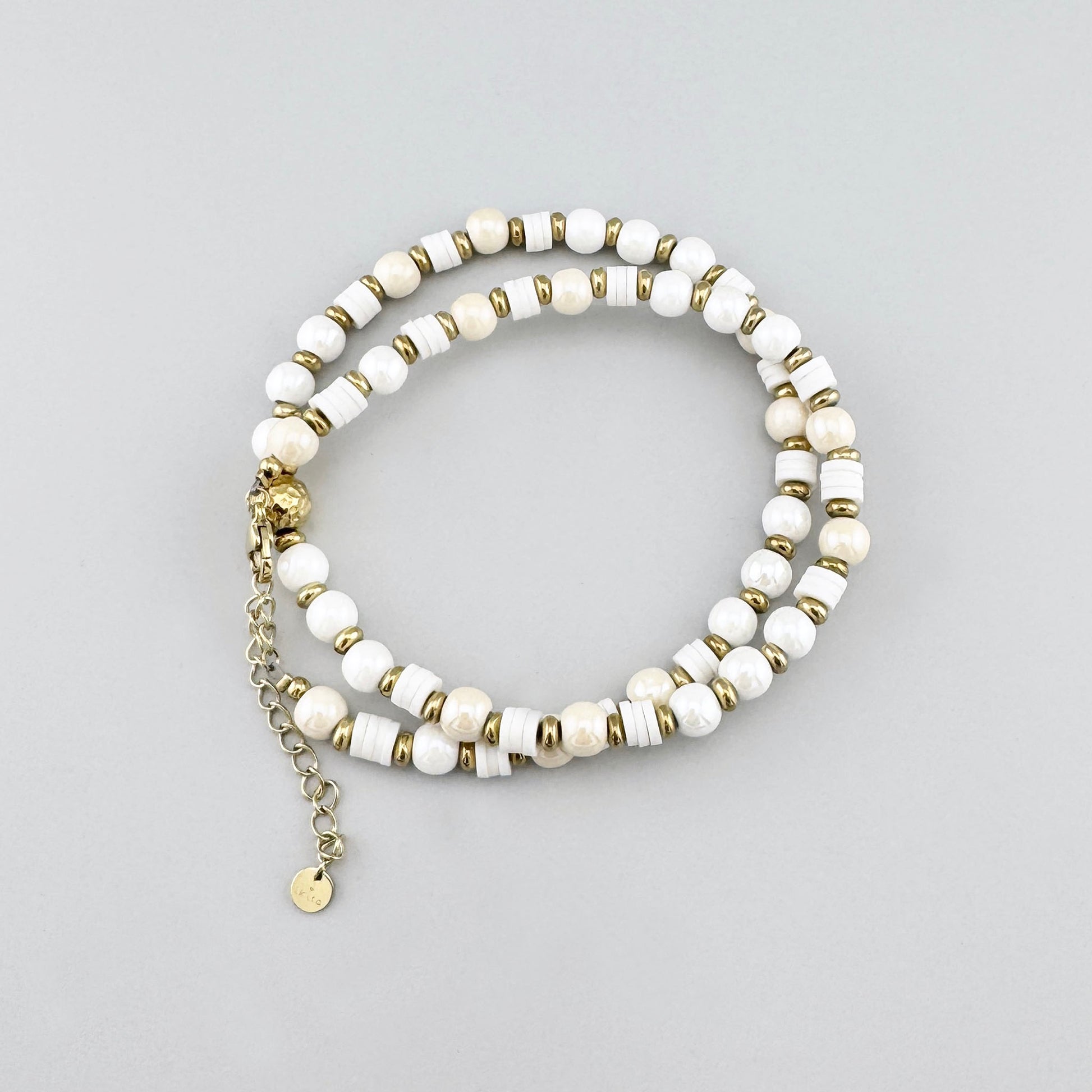 Collar con cuentas cerámicas redondas en tonos blanco y crema, marca francesa Ikita.