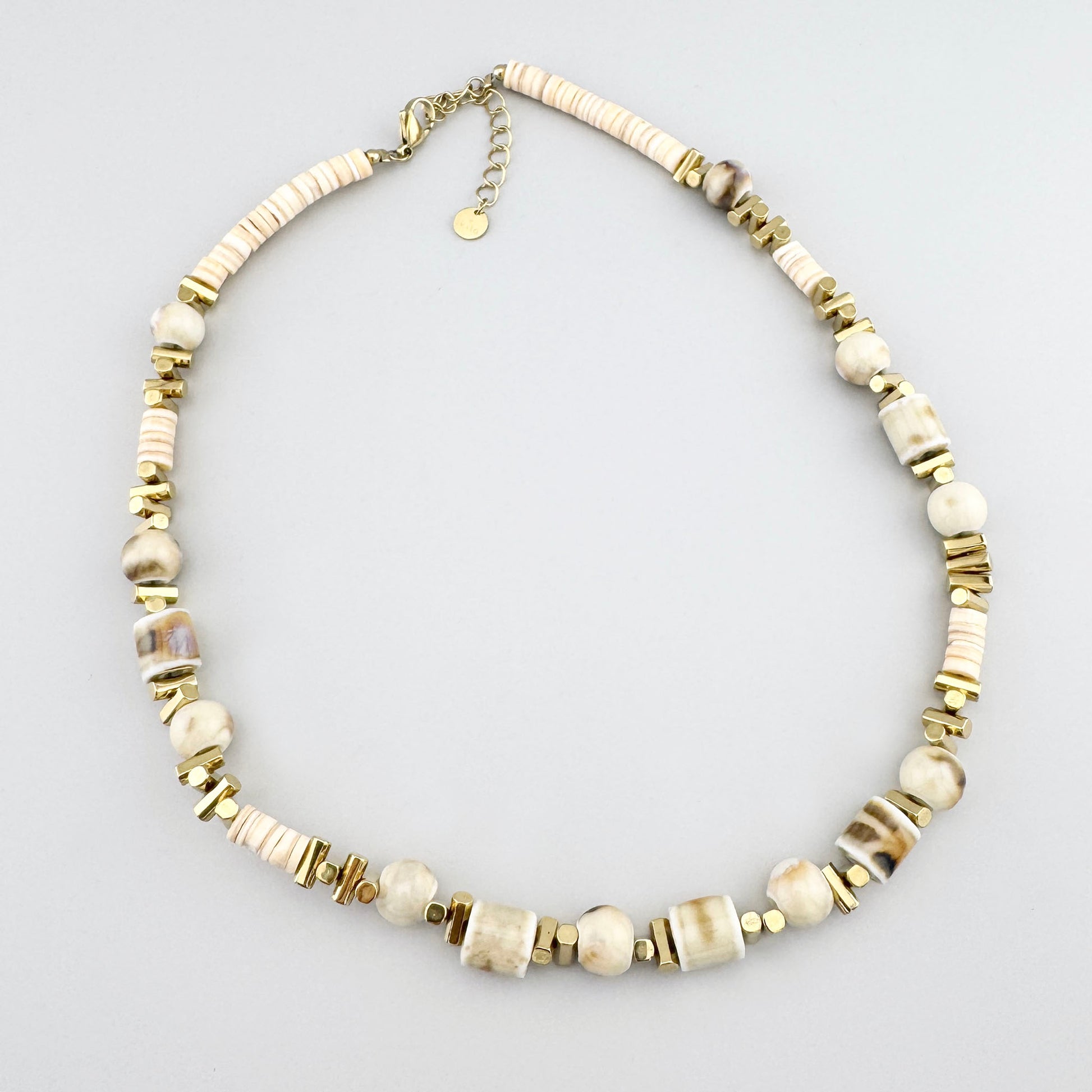 Collar con cuentas cerámicas en tonos beige y detalles dorados, marca francesa Ikita.