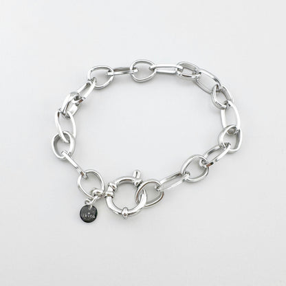 Bracelet en acier inoxydable avec maillons modernes et fermoir rond, marque française Ikita.
