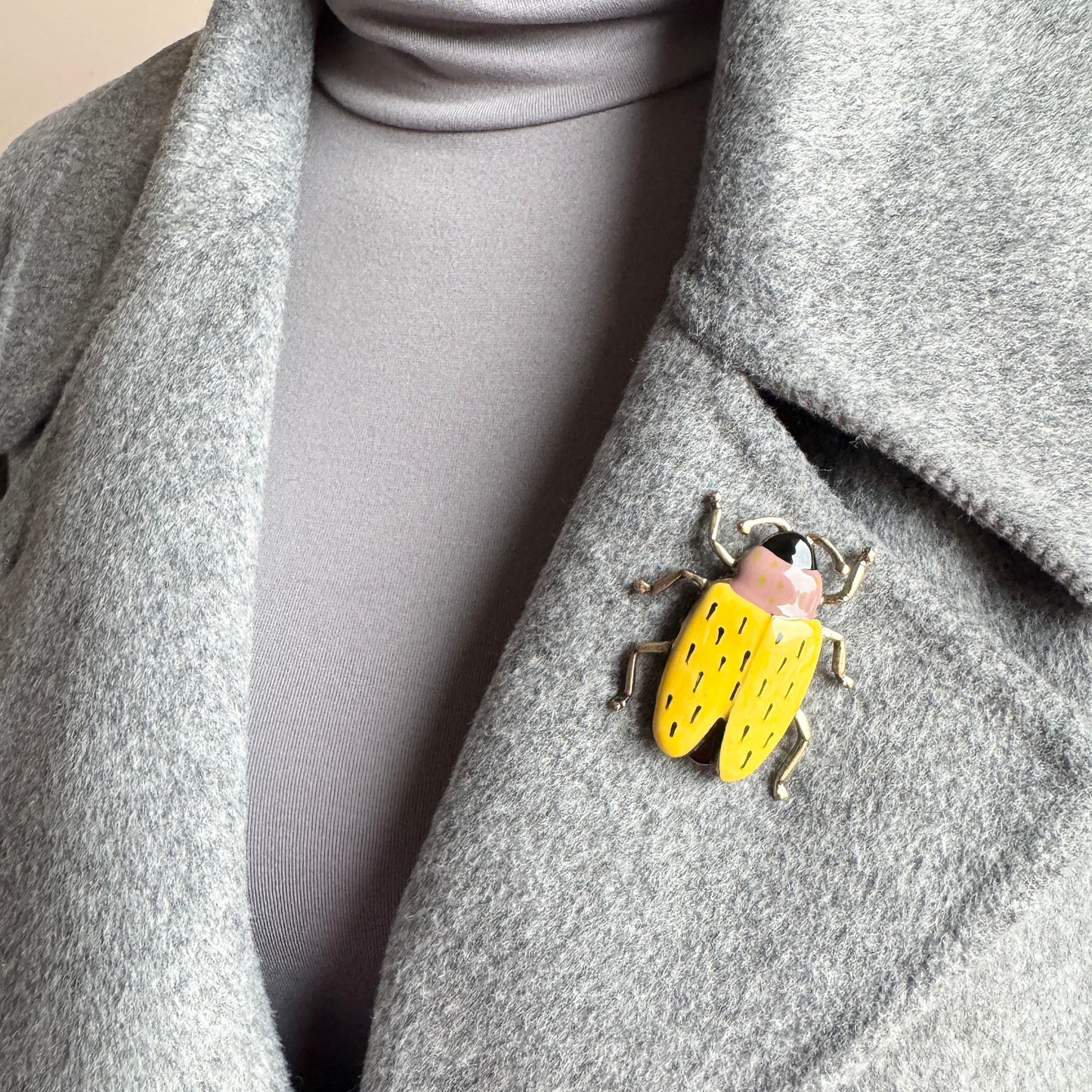 Жовта брошка жук Sonata (Іспанія)