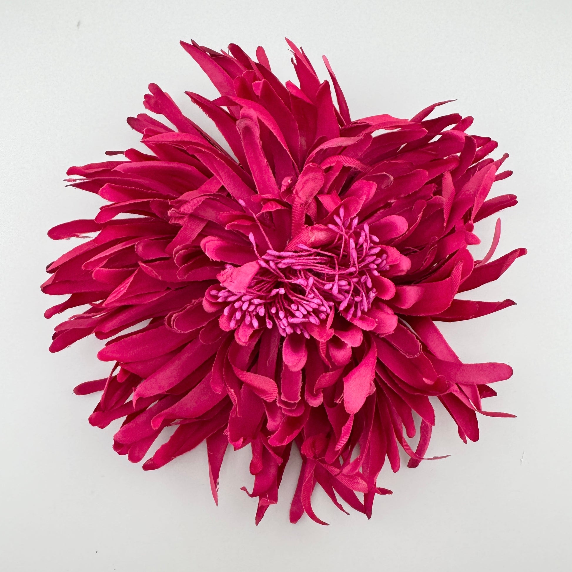 Brosche in Chrysanthemenform aus Stoff in kräftigem Fuchsiaton, spanische Marke Sonata.