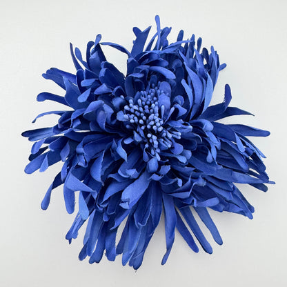 Brosche in Form einer kobaltblauen Chrysantheme, spanische Marke Sonata.