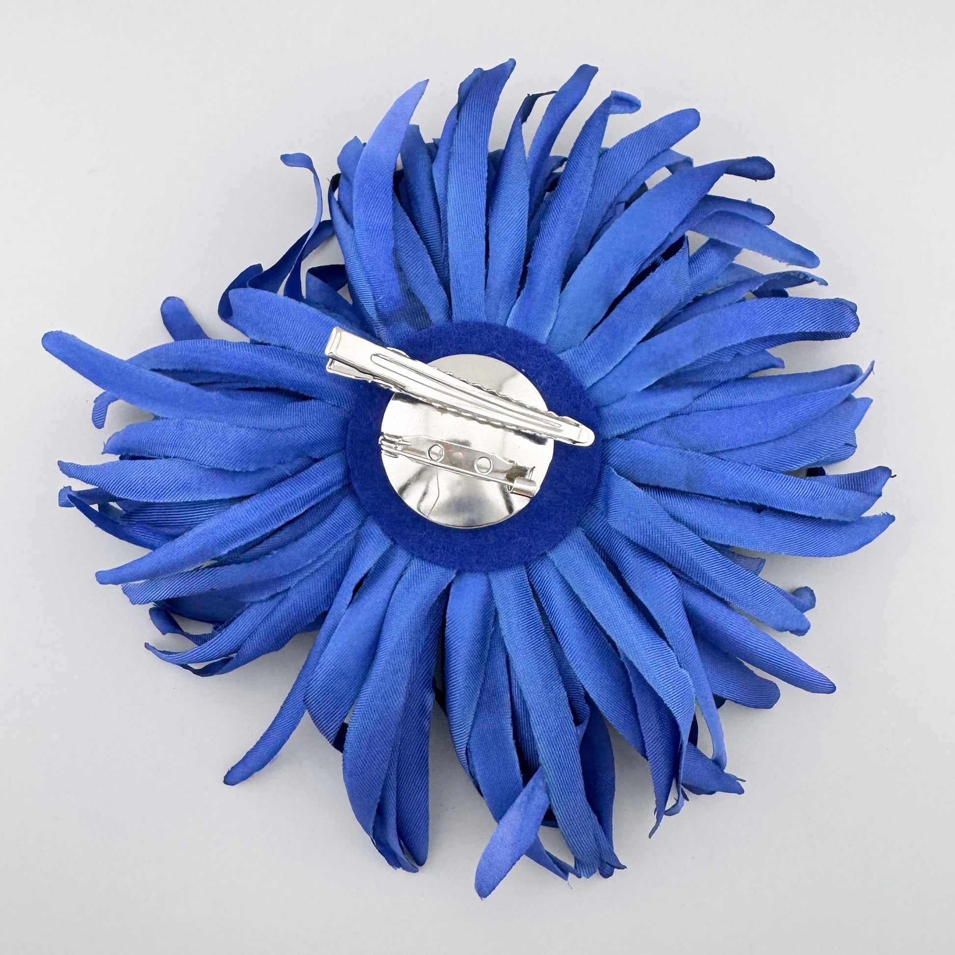 Broche con forma de crisantemo en color azul cobalto, marca española Sonata.