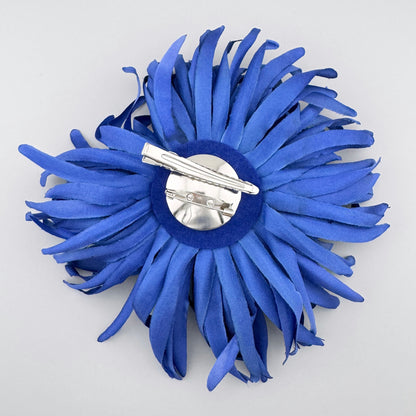 Broche con forma de crisantemo en color azul cobalto, marca española Sonata.