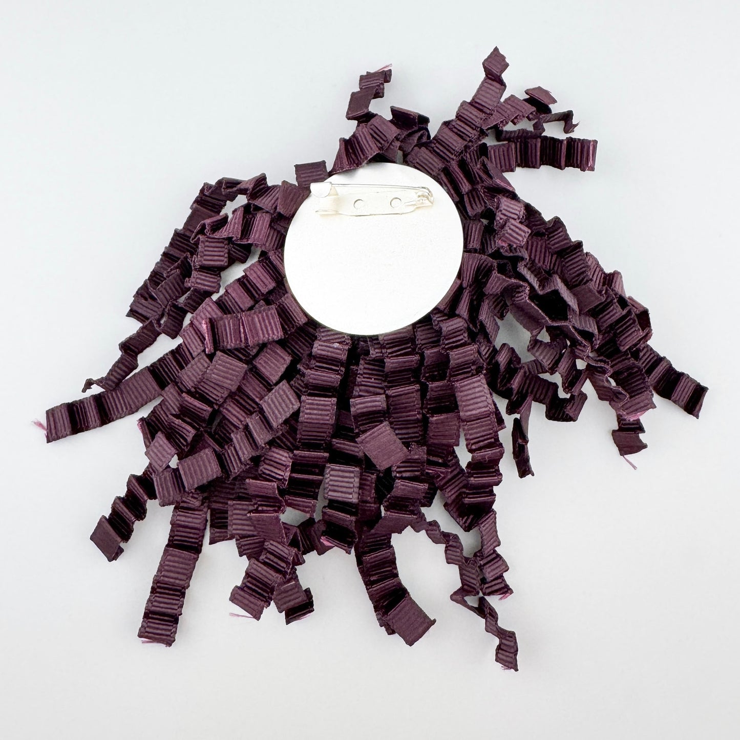Broche en ruban gros-grain couleur bordeaux à forme en spirale, marque espagnole Sonata.