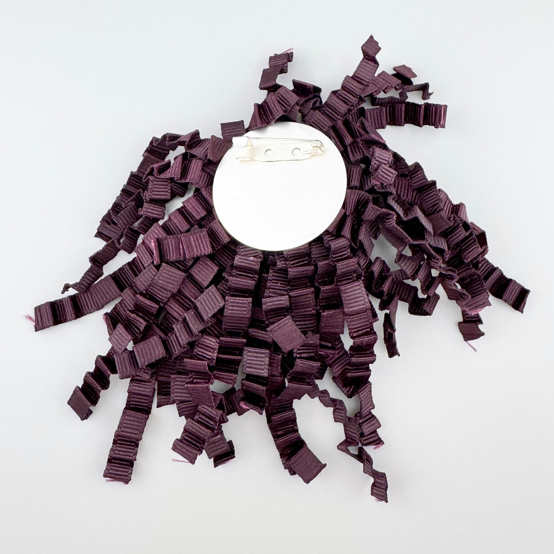 Broche en ruban gros-grain couleur bordeaux à forme en spirale, marque espagnole Sonata.