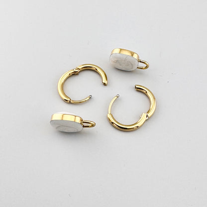 Créoles dorées avec pendentifs en porcelaine blanche albâtre, marque française Cannelle.