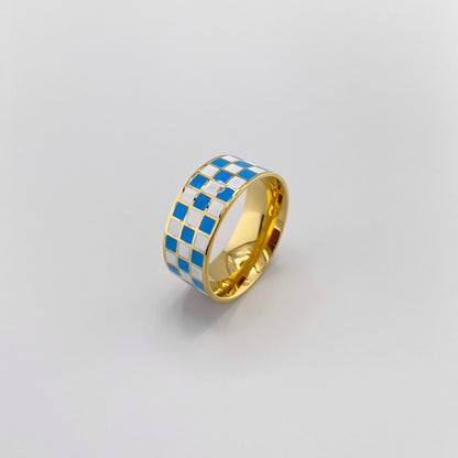 blue and white checkered ring