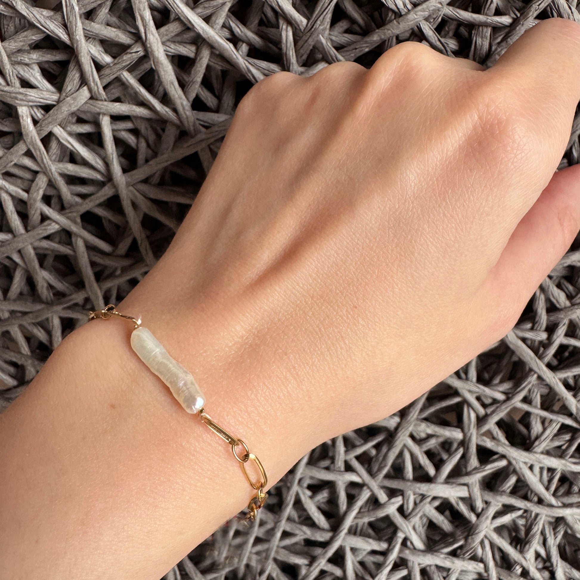 Bracelet chaîne dorée avec perle allongée, marque française IRL.