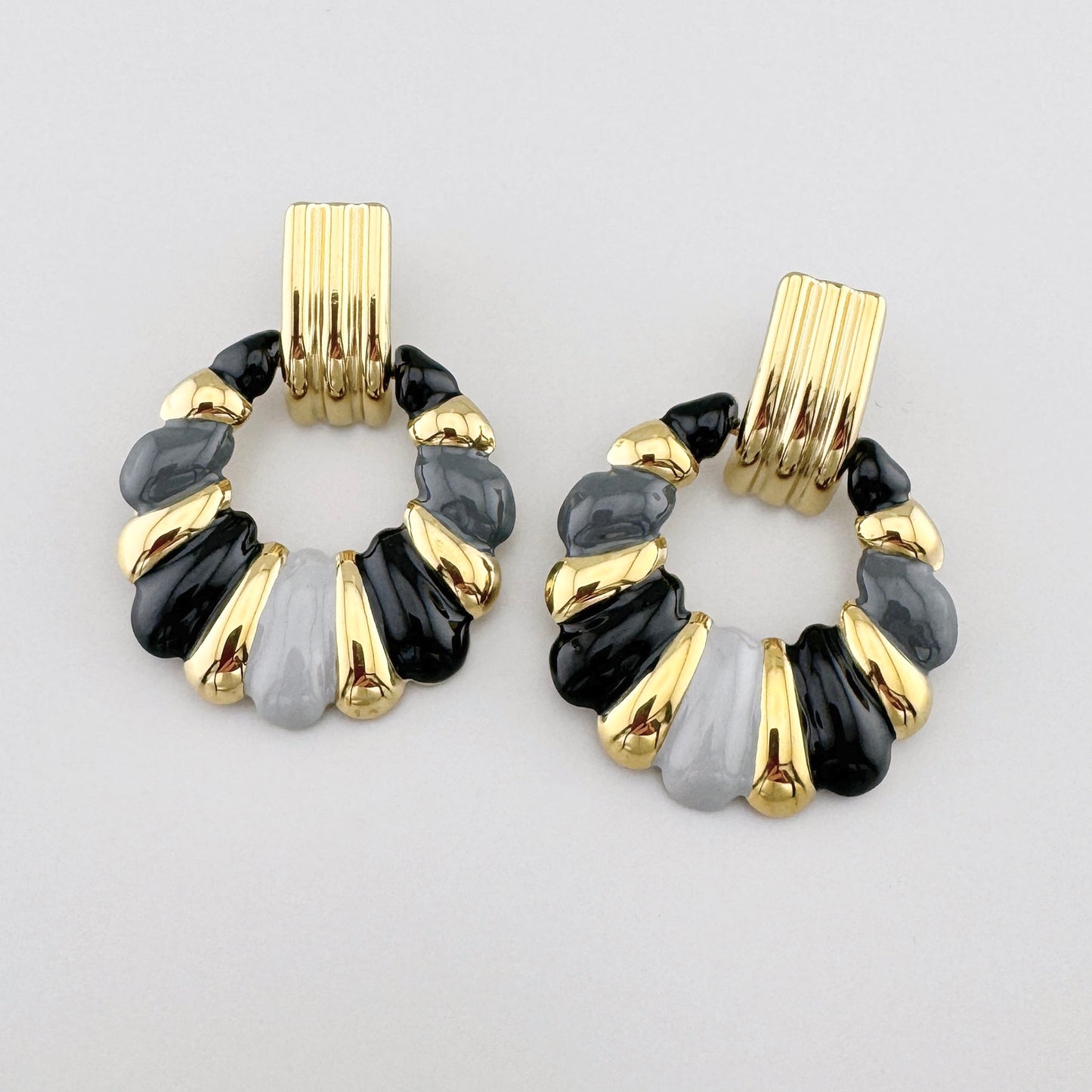 Boucles d'oreilles dorées avec émail en nuances contrastées de noir et gris, marque française Ikita.