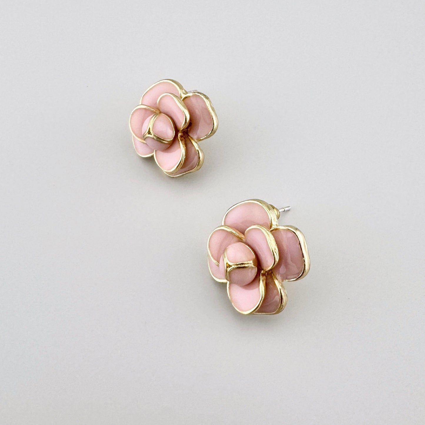 Earrings in the shape of pink flowers, Spanish brand Sonata.