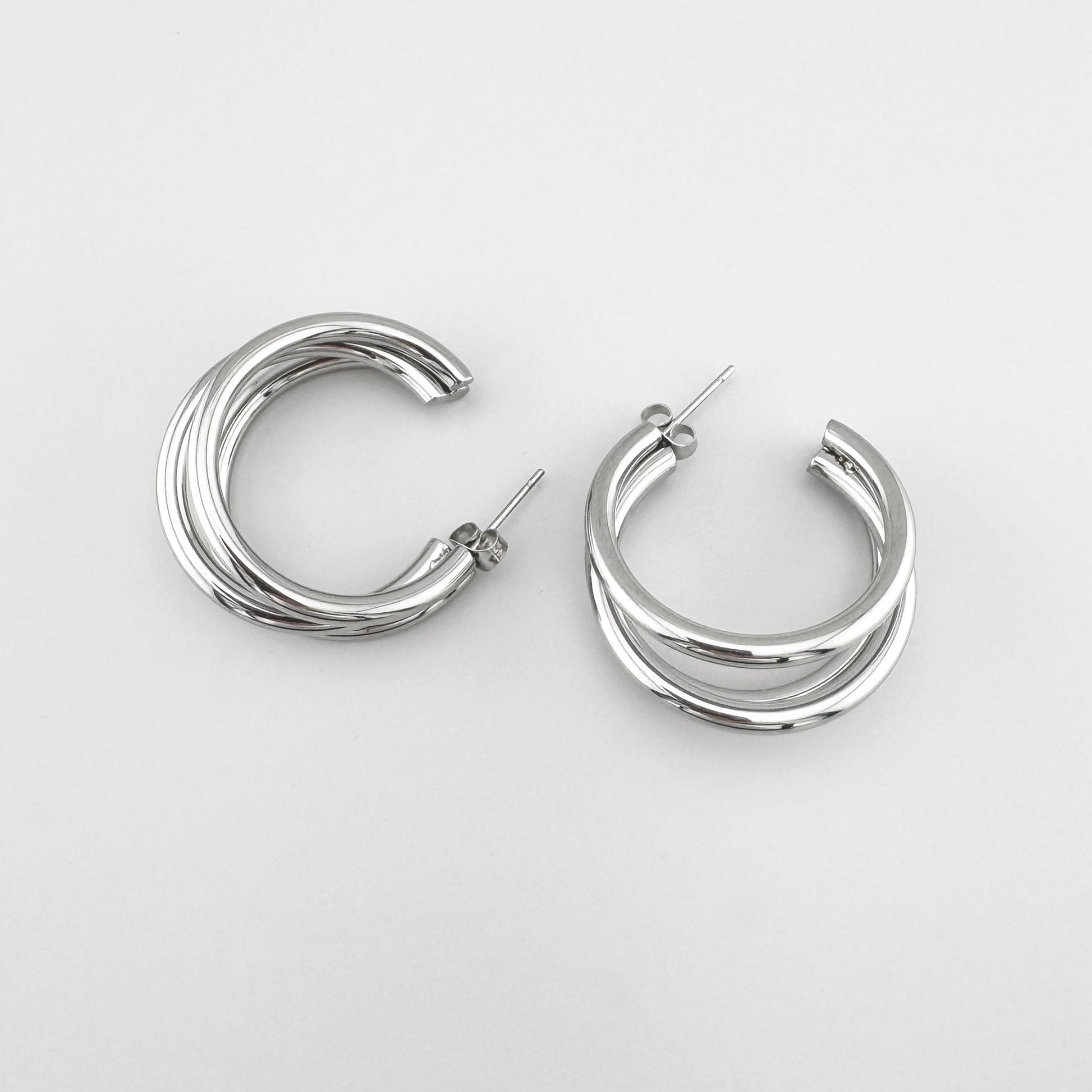 Boucles d'oreilles de couleur argent avec un design triple créant un effet de cerceaux superposés, marque espagnole Maravillas.