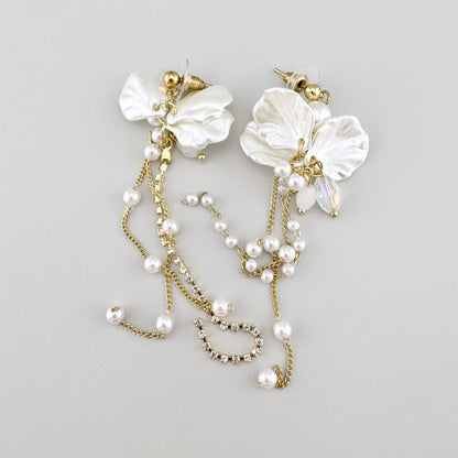 Long earrings with floral motifs, Spanish brand Sonata.