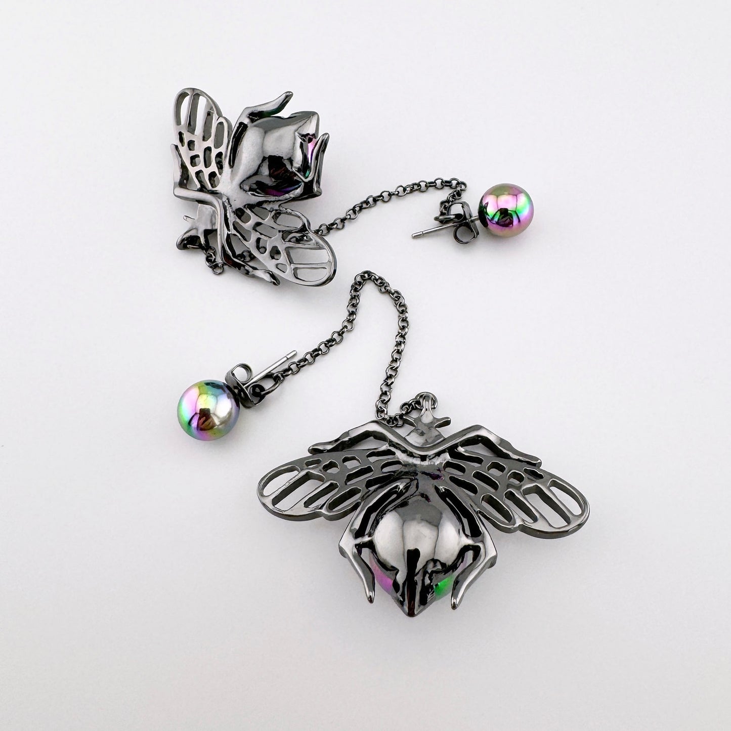 Pendientes de plata negra con motivo de abeja y perlas multicolores.